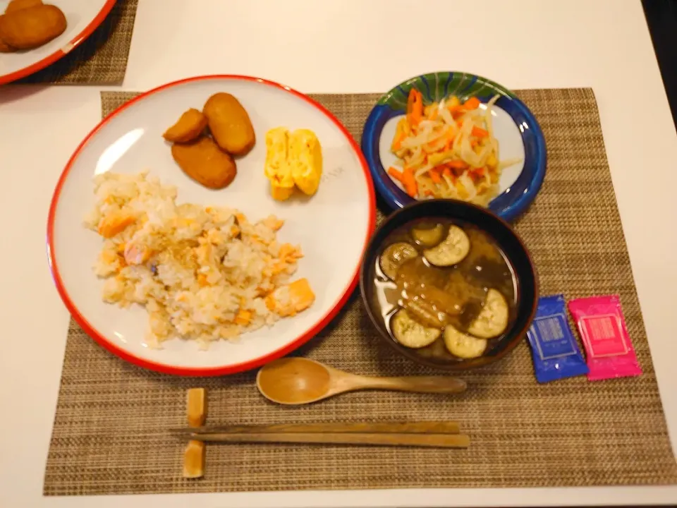 今日の夕食　鮭の炊き込みご飯、さつま揚げ、だし巻き卵、切り干し大根煮物、なすの味噌汁|pinknari🐰🌈さん