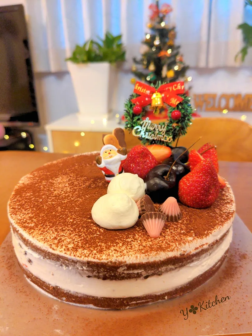 チョコレートケーキ♡
中はにイチゴを挟んでいます。大人っぽいダークな味じわい皆様にで喜んで頂けました。|yuriさん