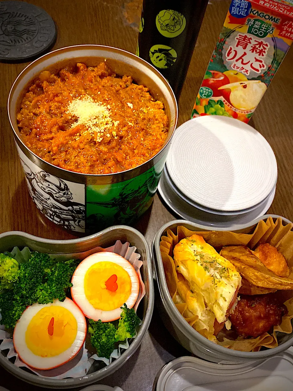 お弁当🍱　ハンバーグミートソース丼　チーズ　赤い煮卵　蒸しブロッコリー　ソーセージパイ　フライドチキン　フライドポテト　激辛デビルシーズニング　麦茶　青森りんご野菜ジュース|ch＊K*∀o(^^*)♪さん