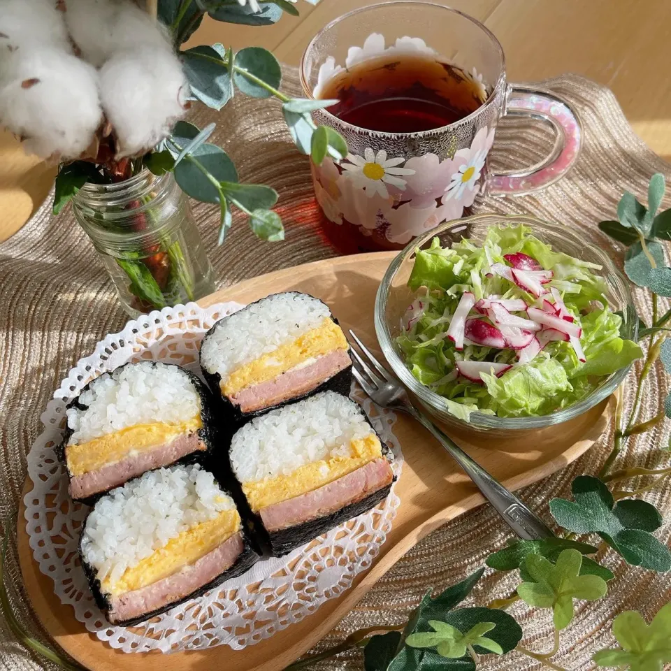 Snapdishの料理写真:12/15❤︎スパムおにぎり🌱🐧
（焼肉ダレとチーズたまご焼き入り）|Makinsさん