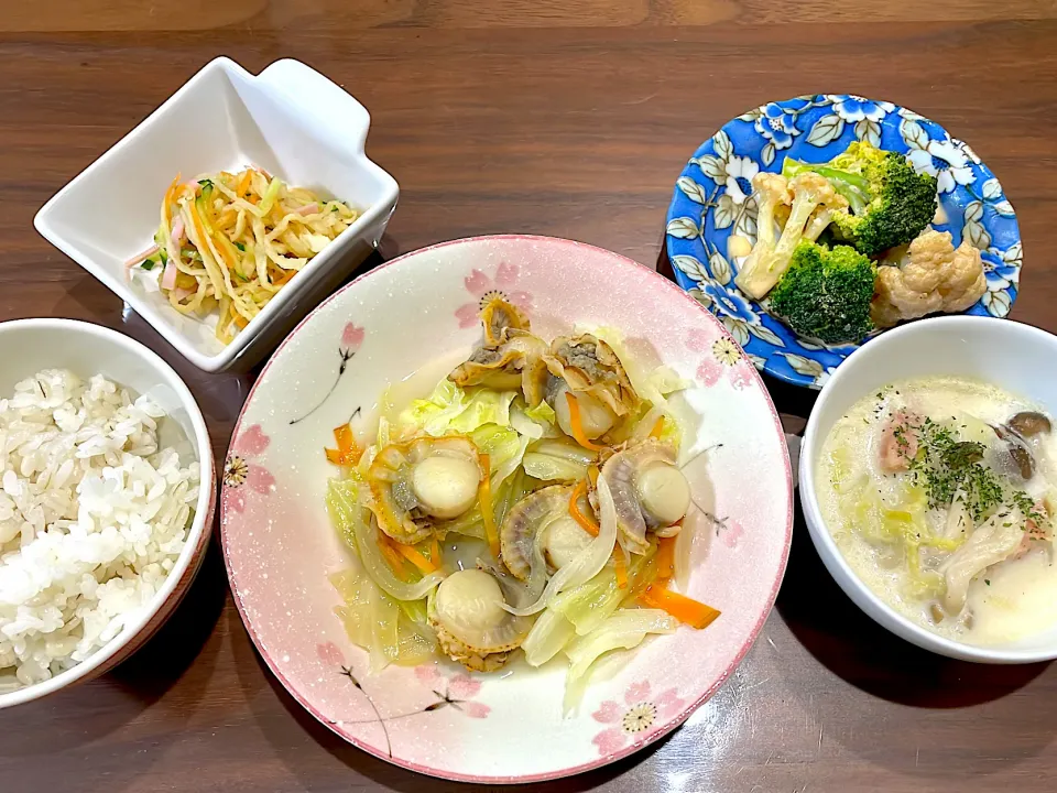 ベビーホタテとキャベツのバターコンソメ蒸し　色々野菜のミルクスープ　ブロッコリーとカリフラワーのコチュマヨ和え　切り干し大根の中華サラダ|おさむん17さん