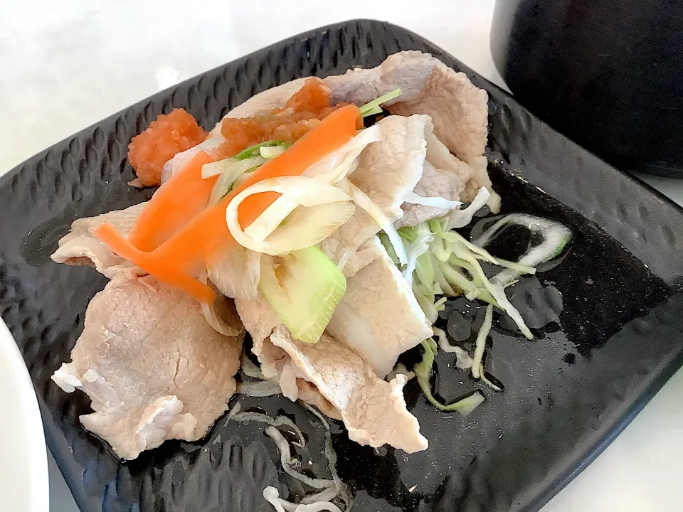 Snapdishの料理写真:豚肉のしゃぶしゃぶ😋|アライさんさん