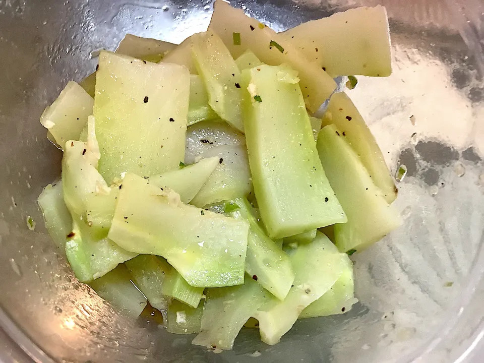 ブロッコリーの茎のナムル🥦😋|アライさんさん