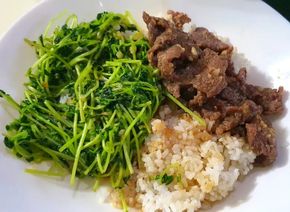 Black pepper beef + garlic doumiao 😋 
simple dinner 🍽|🌷lynnlicious🌷さん