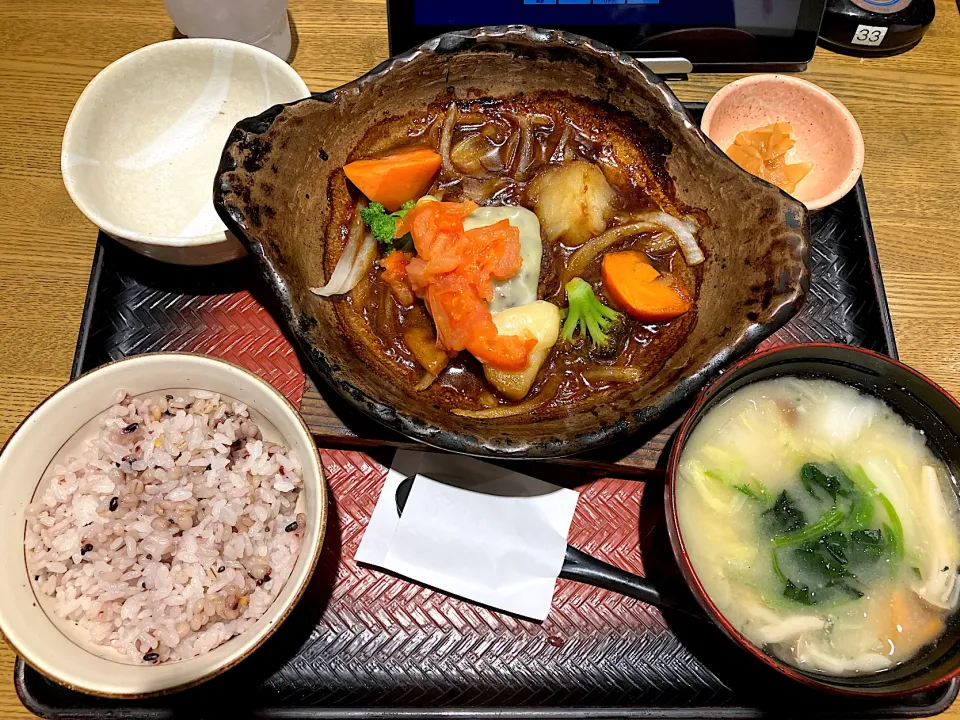 デミグラスハンバーグ土鍋煮込み定食|しのぶさん