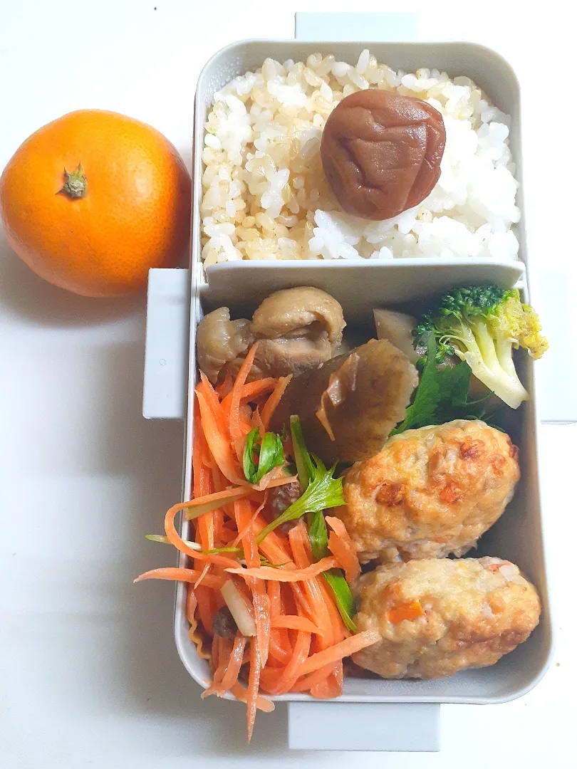 Snapdishの料理写真:☆中学生弁当☆玄米入りごはん、梅、筑前煮、人参サラダ、つくね、みかん|ｼｮｺﾗさん