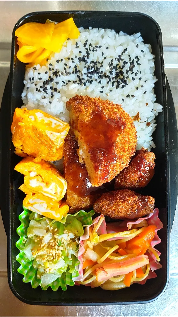 旦那弁当　2022/12/15

コロッケ
チキンカツ
玉子焼き
ペペロンチーノ
キャベツのゴマドレあえ|ユキヨメ♪さん