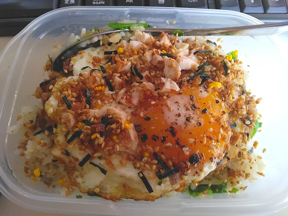 なめ茸と肉そぼろと刻んだローストチキン入りのショゴス丼|darkbaronさん