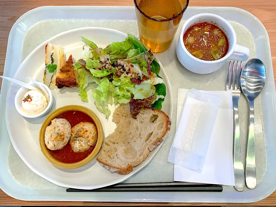 鶏肉のミートボールランチ サーモンリエット ポテトとほうれん草のキッシュ|yumyum😋さん