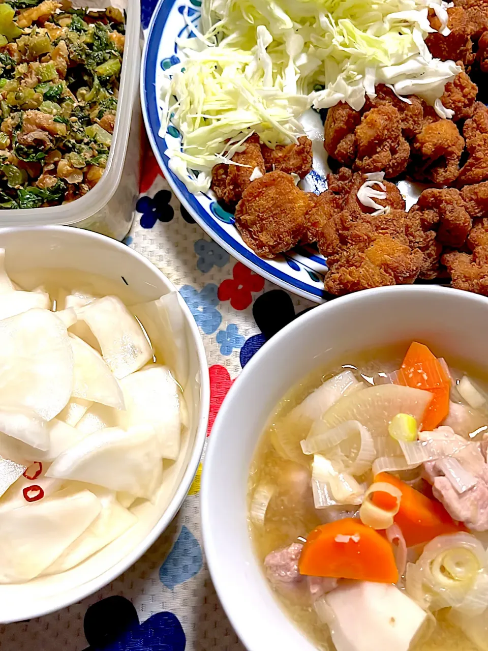 鶏肉の芋煮汁　カブの甘酢　大根葉と胡桃の佃煮　唐揚げ　キャベツ|4jinoanataさん