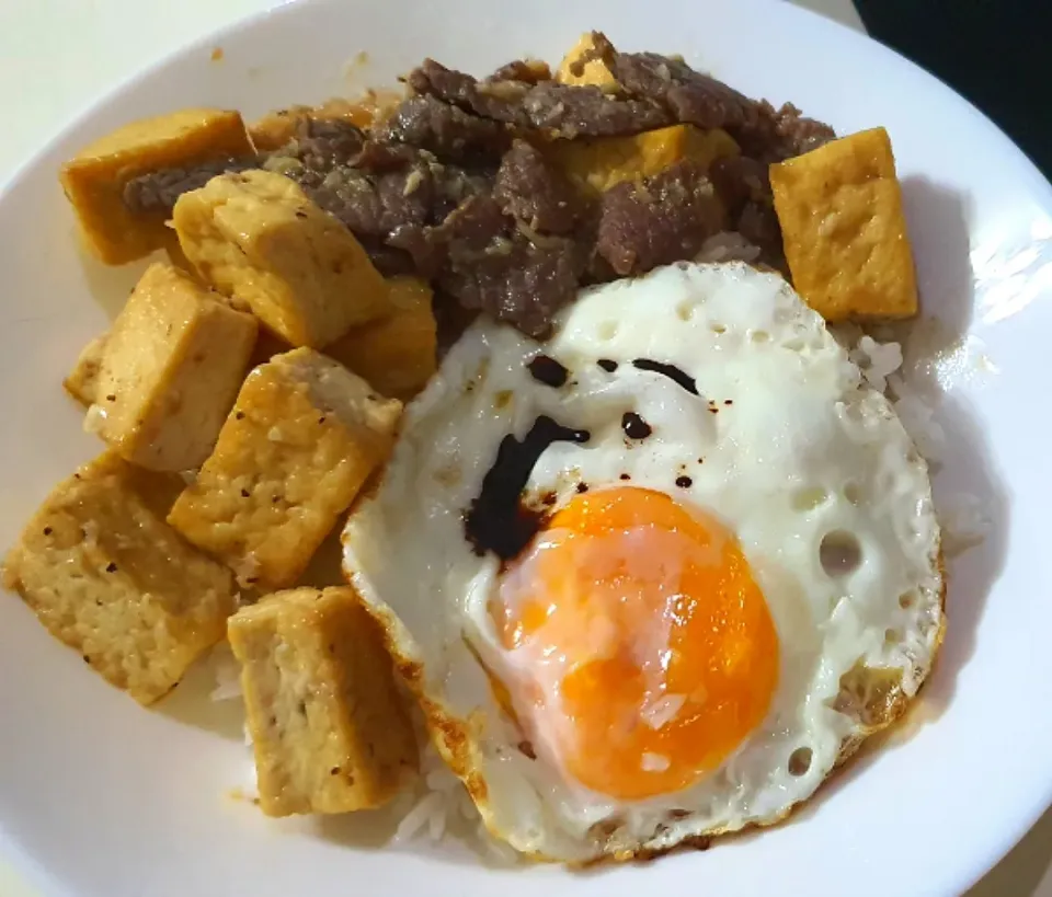 Pan fried Tofu, Black pepper beef, fried egg + 🍚|🌷lynnlicious🌷さん