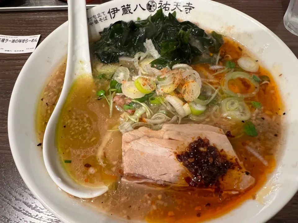 昨日のランチは祐天寺オフィス近くの伊蔵八へ。この3種ラー油味噌ラーメン、病みつきになる旨味です。お近くの機会にぜひ。美味しくいただきました。|sniper66さん