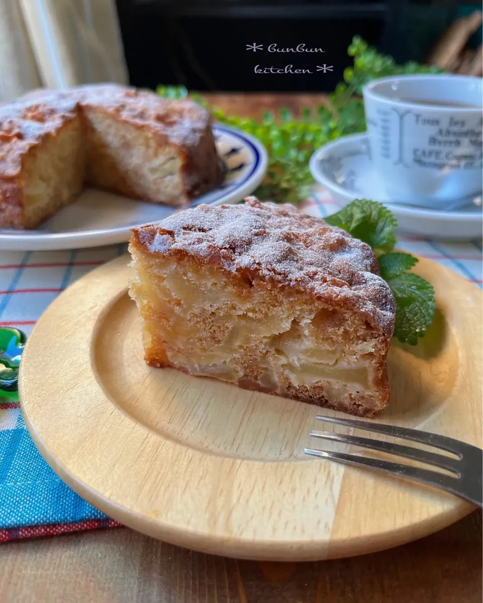 Snapdishの料理写真:林檎どっしりケーキ🍎|ハナたなさん