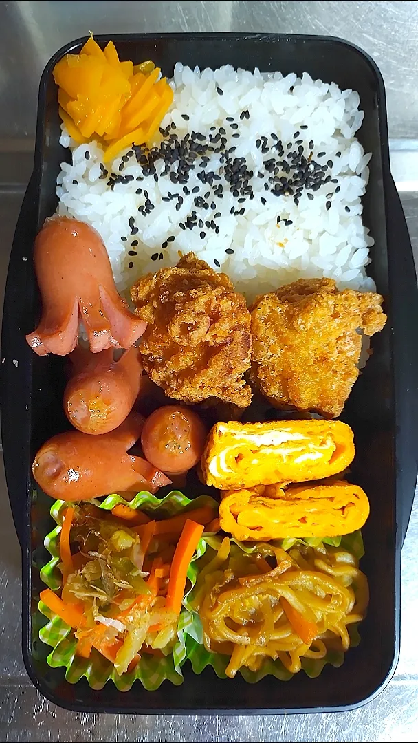 旦那弁当　2022/12/17

鶏の竜田揚げ
ウインナー
玉子焼き
焼きそば
キャベツ&ニンジンのポン酢あえ|ユキヨメ♪さん