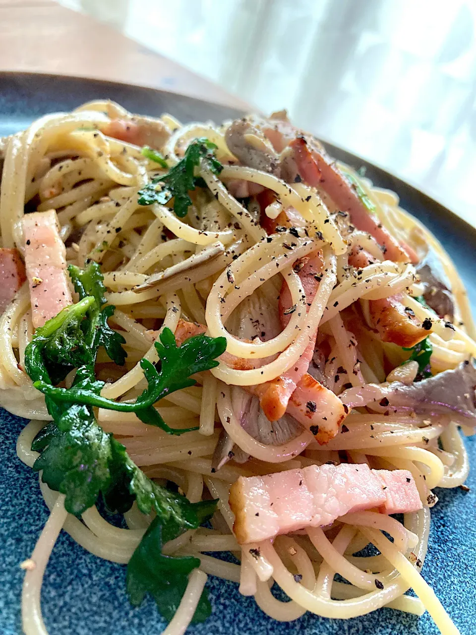 Snapdishの料理写真:自家製春菊と自家製柚子胡椒でスパゲティ😋🍝💕✨|アイさん