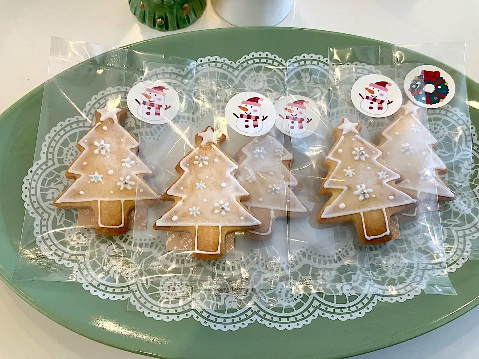 Snapdishの料理写真:クリスマスツリーアイシングクッキー|あさ☆ピクシーさん