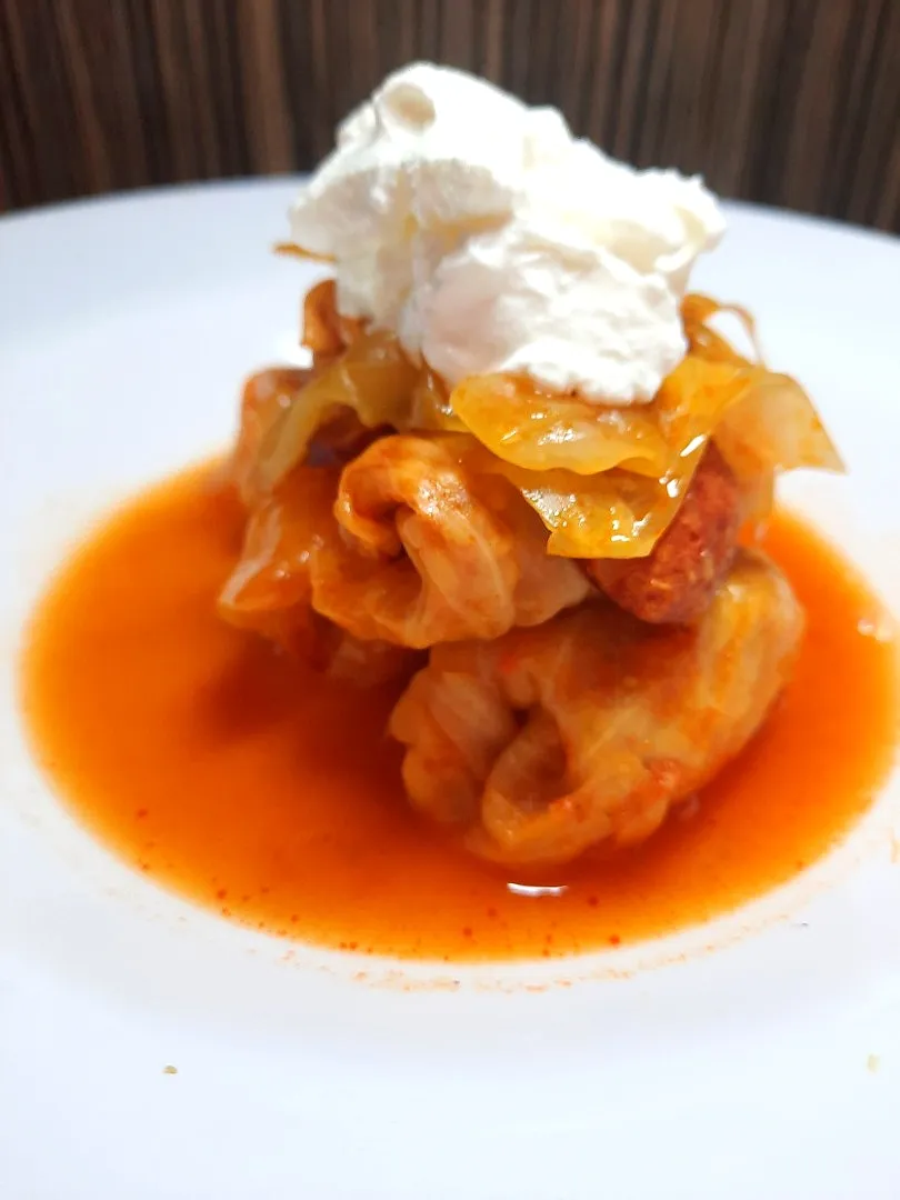 Hungarian traditional stuffed cabbage with sour cream (töltött káposzta)|Imre Zoltánさん