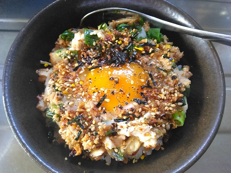 なめ茸と肉そぼろと刻んだローストチキン入りのショゴス丼|darkbaronさん