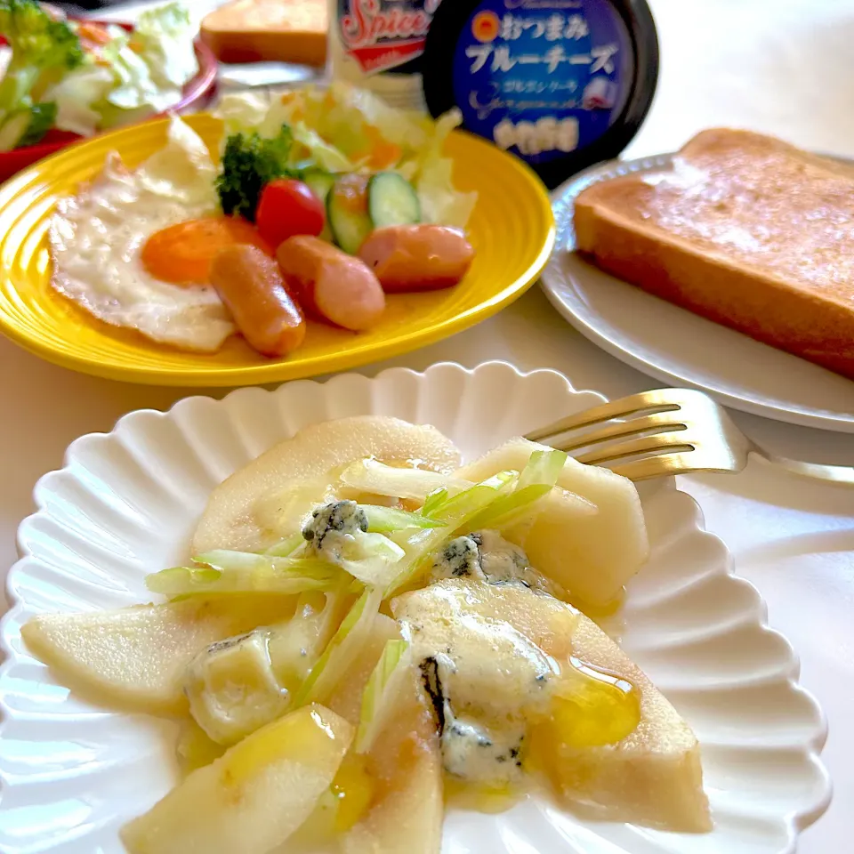 Snapdishの料理写真:ル レクチェとセロリのブルーチーズホットサラダ|はるち- ̗̀ ☺︎  ̖́-さん