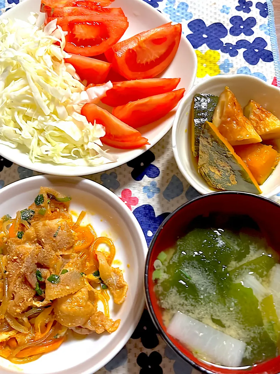 チャプチェ　南瓜とちくわの煮物　千切りキャベツ　トマト🍅　味噌汁|4jinoanataさん