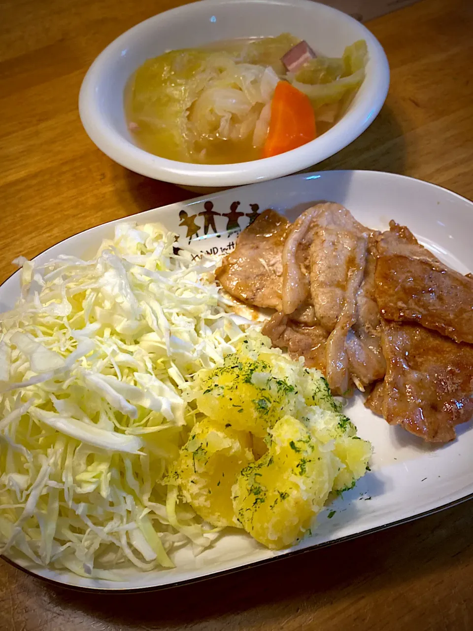 豚の生姜焼きと、ベーコンとキャベツのスープ|もえさん