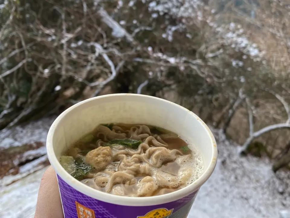 雪山でカップ麺|麻紀子さん