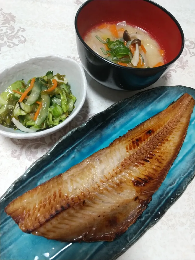 ☆今日の晩ごはん☆  焼き魚  めかぶとキャベツの和え物  お味噌汁|hamamaさん