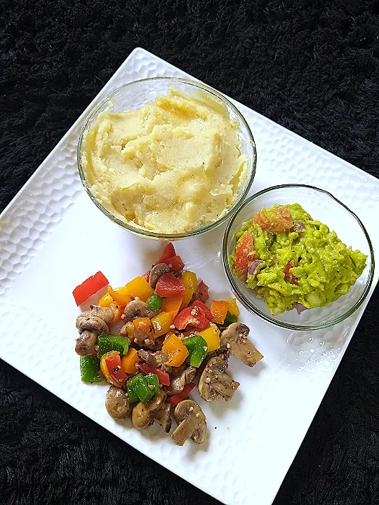 sweet potato mashed, guacamole 🥑 and mushrooms|julyvanessa37@gmail.comさん