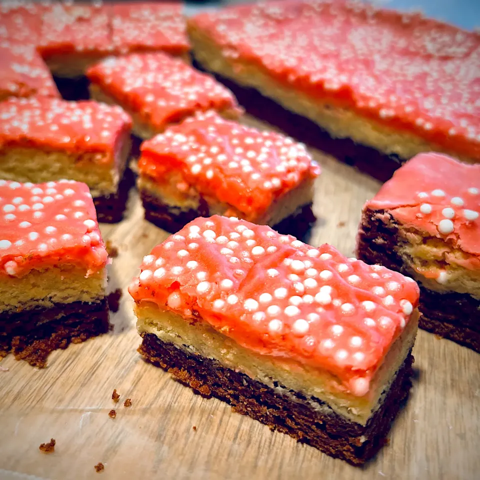 Neapolitan cookie bars with raspberry glaze.|Dean M Rogersさん