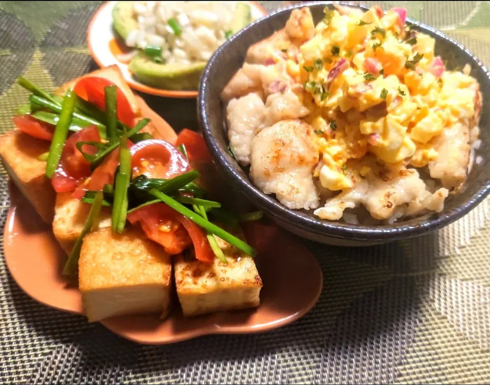 塩麹鶏タルLC小丼
焼き厚揚げトマトニラだれ
やばいアボカド|マギーさん