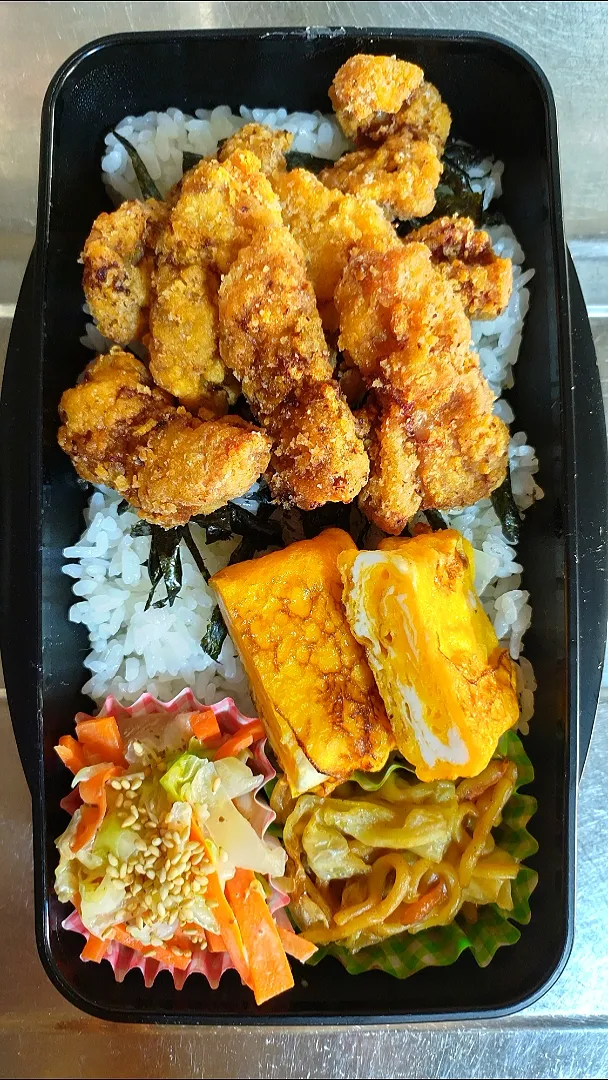 旦那弁当　2022/12/19

豚唐揚げ
玉子焼き
焼きそば
キャベツとニンジンのゴマドレあえ|ユキヨメ♪さん