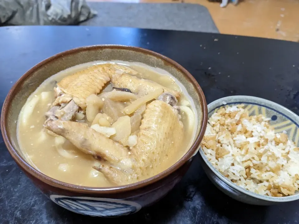 夜勤明け手羽先の出汁で野菜たっぷり味噌煮込みうどん&ガーリックライス残り|Tarou  Masayukiさん