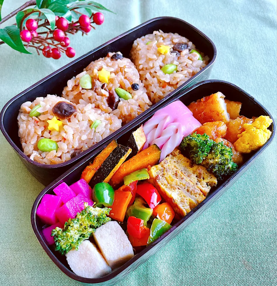 Snapdishの料理写真:☆𝖬𝗈𝗇𝖽𝖺𝗒《炊き込みご飯のおにぎり弁当》|ちゃべさん