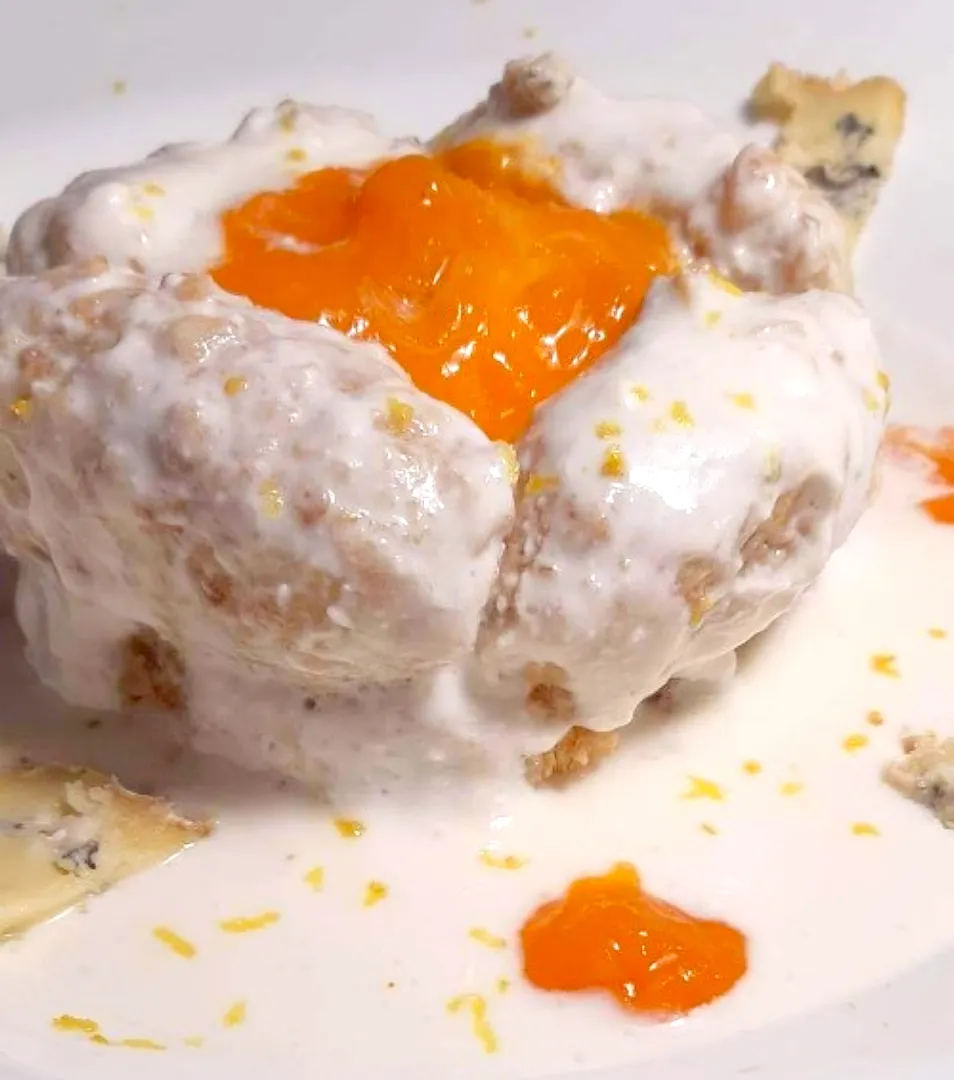 Walnut cake with vanilla cream, grated lemon peel, moldy Roquefort cheese, apricot jam topping|Imre Zoltánさん