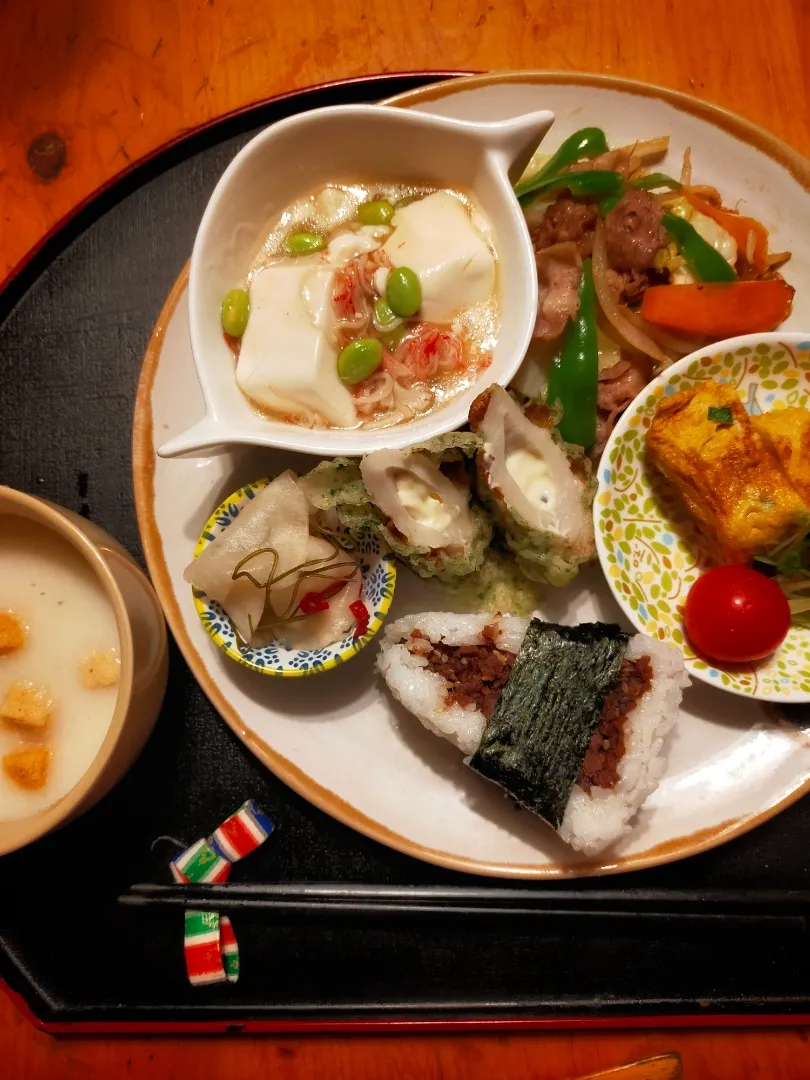 Snapdishの料理写真:今日のワンプレート
୨୧┈┈┈┈┈┈┈┈┈୨୧

遅いランチになりました。

🍽️おにぎり（牛しぐれ）
🍽️玉子焼き
🍽️肉野菜炒め
🍽️豆腐のカニカマあんかけ
🍽️ちくわ磯辺揚げ
🍽️蕪の千枚漬け
🍽️ポタージュスープ
……………………………
エネルギー∶759kcal
たんぱく質∶32g
脂質　　　∶41g
炭水化物　∶70g
野菜摂取量∶183g
……………………………
|おひとりサマンサ🌶️ﾊﾟﾊﾟｯとｸｯｷﾝｸﾞさん