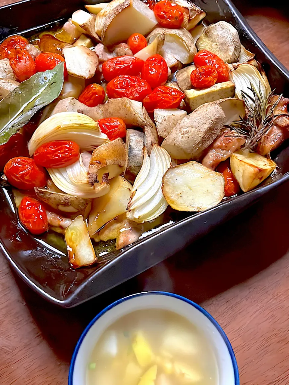 Snapdishの料理写真:鶏肉と根菜・トマト🍅のオーブン焼き　3種の芋のスープ🥔|4jinoanataさん