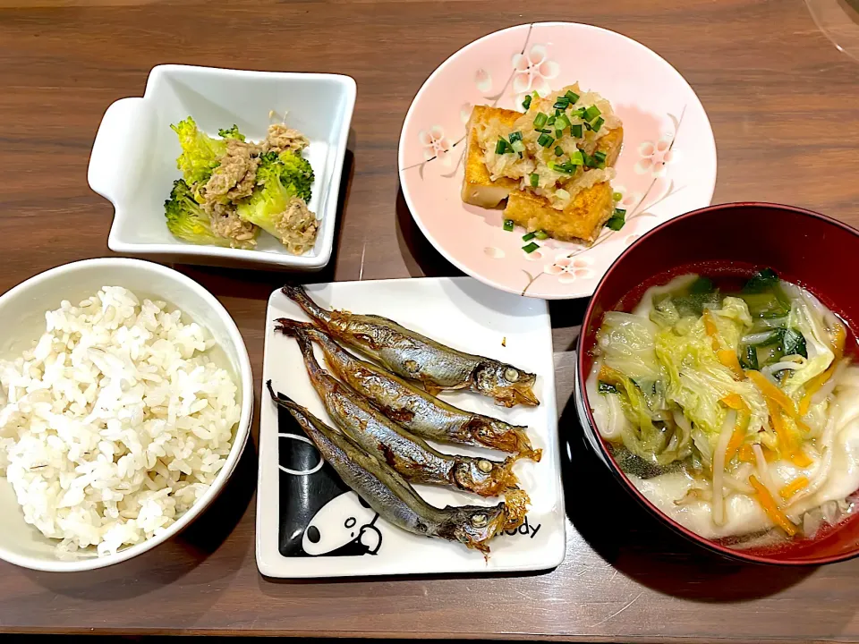 ししゃも　白菜と餃子のスープ　厚揚げの甘辛おろし焼き　ブロッコリーとツナのさっぱり和え|おさむん17さん