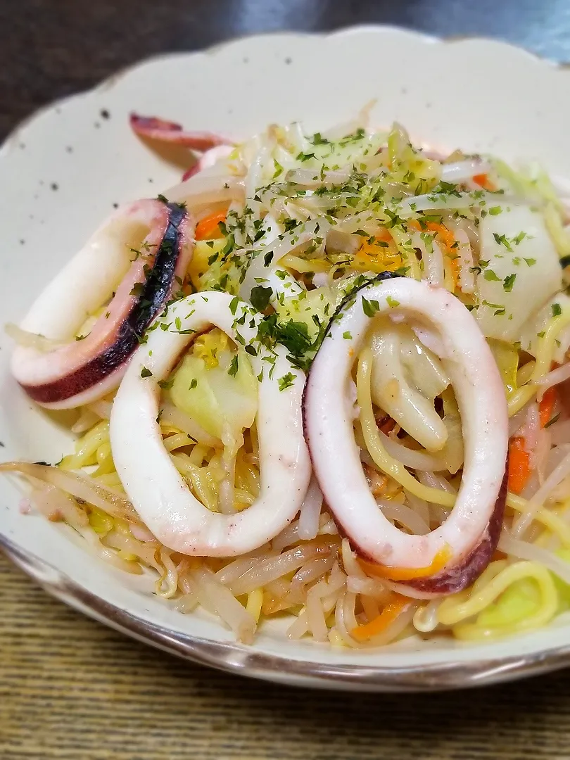 Snapdishの料理写真:パパ作👨ぷりぷりイカの塩焼きそば|ぱんだのままんさん