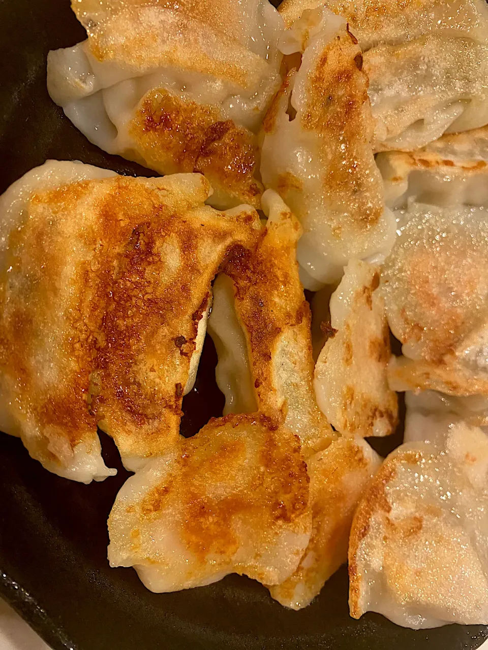 Snapdishの料理写真:焼き餃子🥟水餃子も焼く〜|みうのすけさん