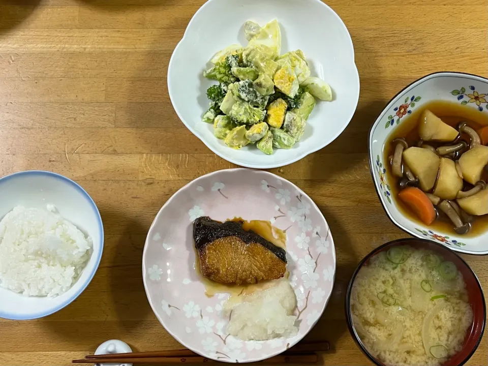 Snapdishの料理写真:夕飯🎵鰤の照り焼き|kiyominさん