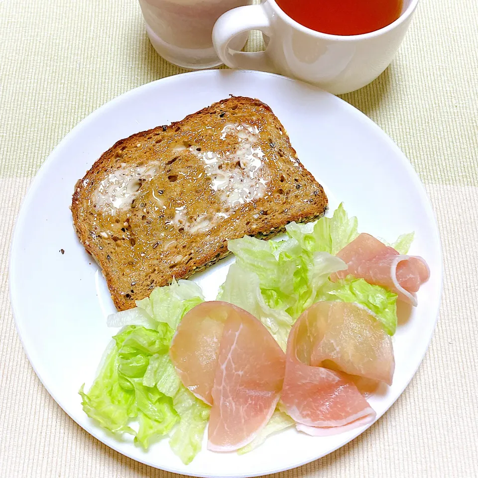 コストコ黒パンと生ハムサラダ|akkoさん