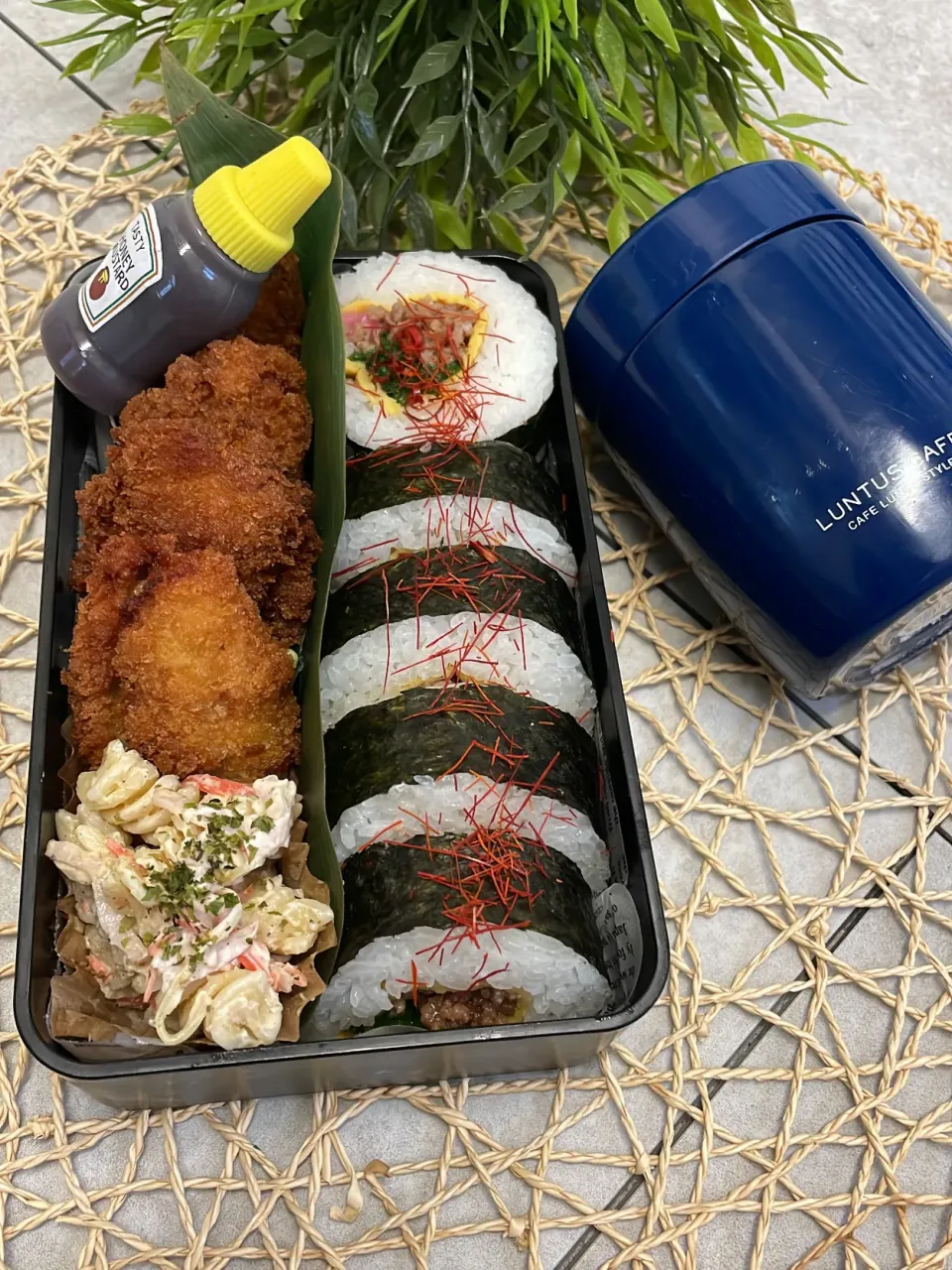 Snapdishの料理写真:キンパとカキフライのお弁当🍱|ayuさん