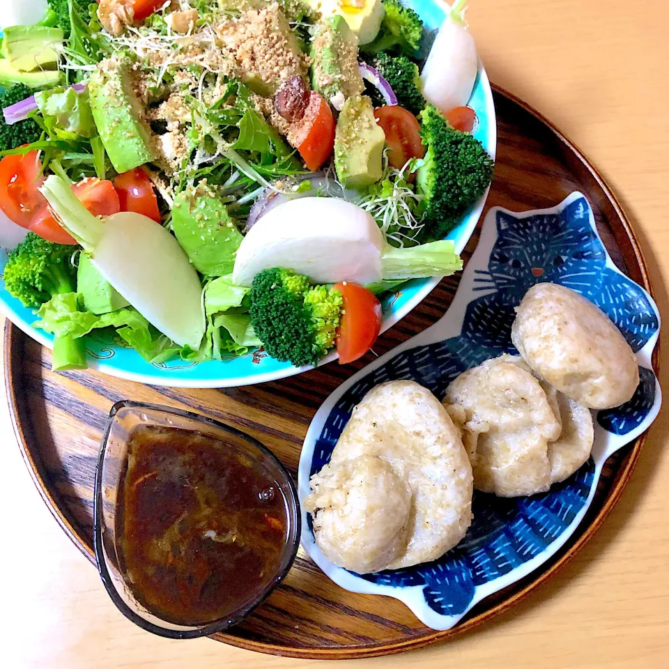 Snapdishの料理写真:#vegan 
玄米餅とサラダ|makiko_aさん