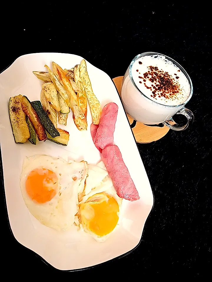 grilled zucchini and sweet potato,bacon and eggs .#coffee|julyvanessa37@gmail.comさん