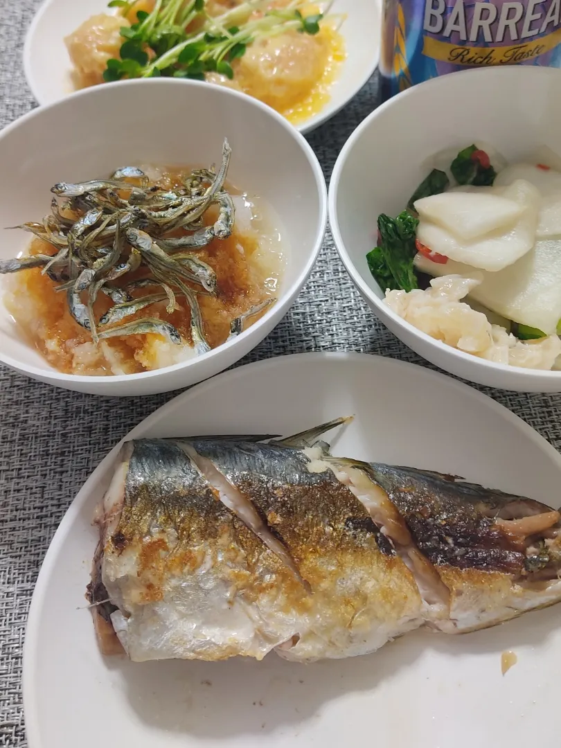 Snapdishの料理写真:フライパンで焼く真あじの塩焼き|Rピージャーさん