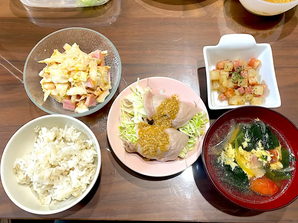 Snapdishの料理写真:豚のキャベツ巻き蒸しゴマだれ　ほうれん草と卵のスープ　大根とベーコンの洋風炒め　白菜と卵のコブサラダ|おさむん17さん