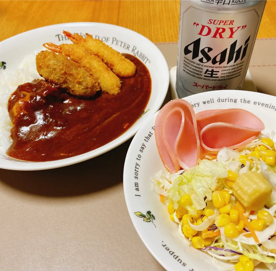 Snapdishの料理写真:レトルトカレー🍛に冷凍の海老フライと牡蠣フライをトッピング
野菜とハム少々🥗|naoさん