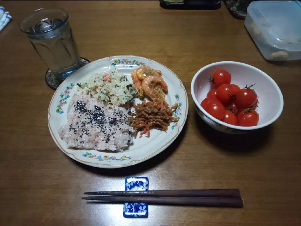 お惣菜のお赤飯&鮭と高菜のおこわ(夕飯)|enarinさん