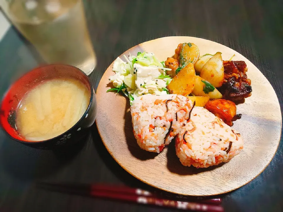 鮭と塩昆布のおにぎり、カブと鶏肉のバターオイスターソース炒め、豆腐とキャベツのサラダ、大根と油揚げの味噌汁|サトリさん