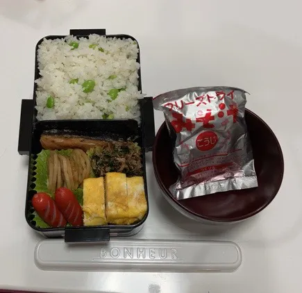 Snapdishの料理写真:パパ弁☆鮭☆ほうれん草のお浸し☆ウインナー☆卵焼き☆れんこんのきんぴら☆みそ汁☆枝豆ご飯。「あごだし塩」をお裾分けで頂いたので、お弁当のご飯にかけて冷凍枝豆と混ぜてみた😊|Saharaさん